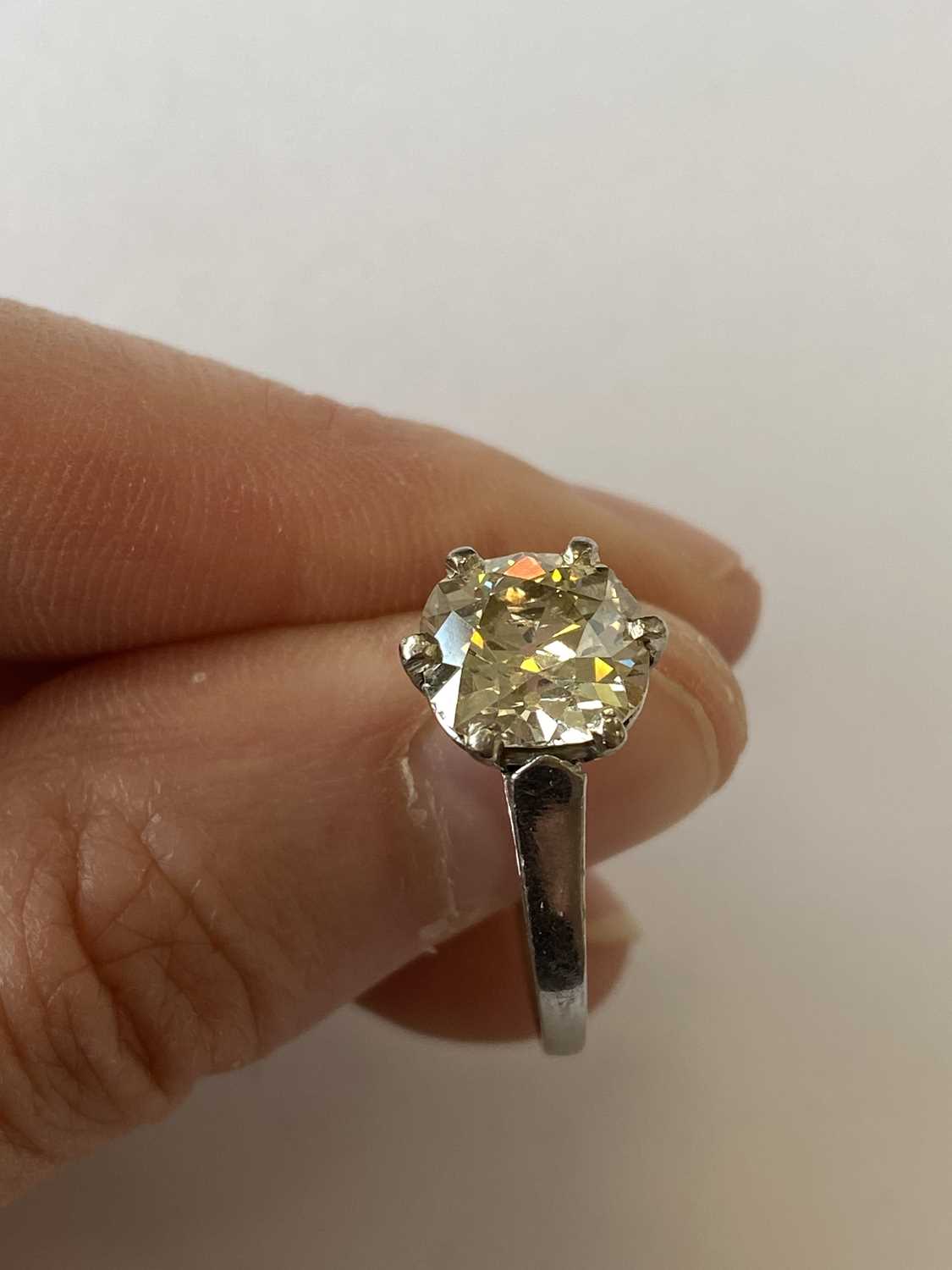 An early 20th century single stone diamond ring - Image 3 of 14