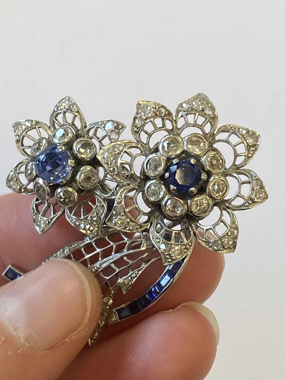 A sapphire and diamond floral spray brooch - Bild 2 aus 12