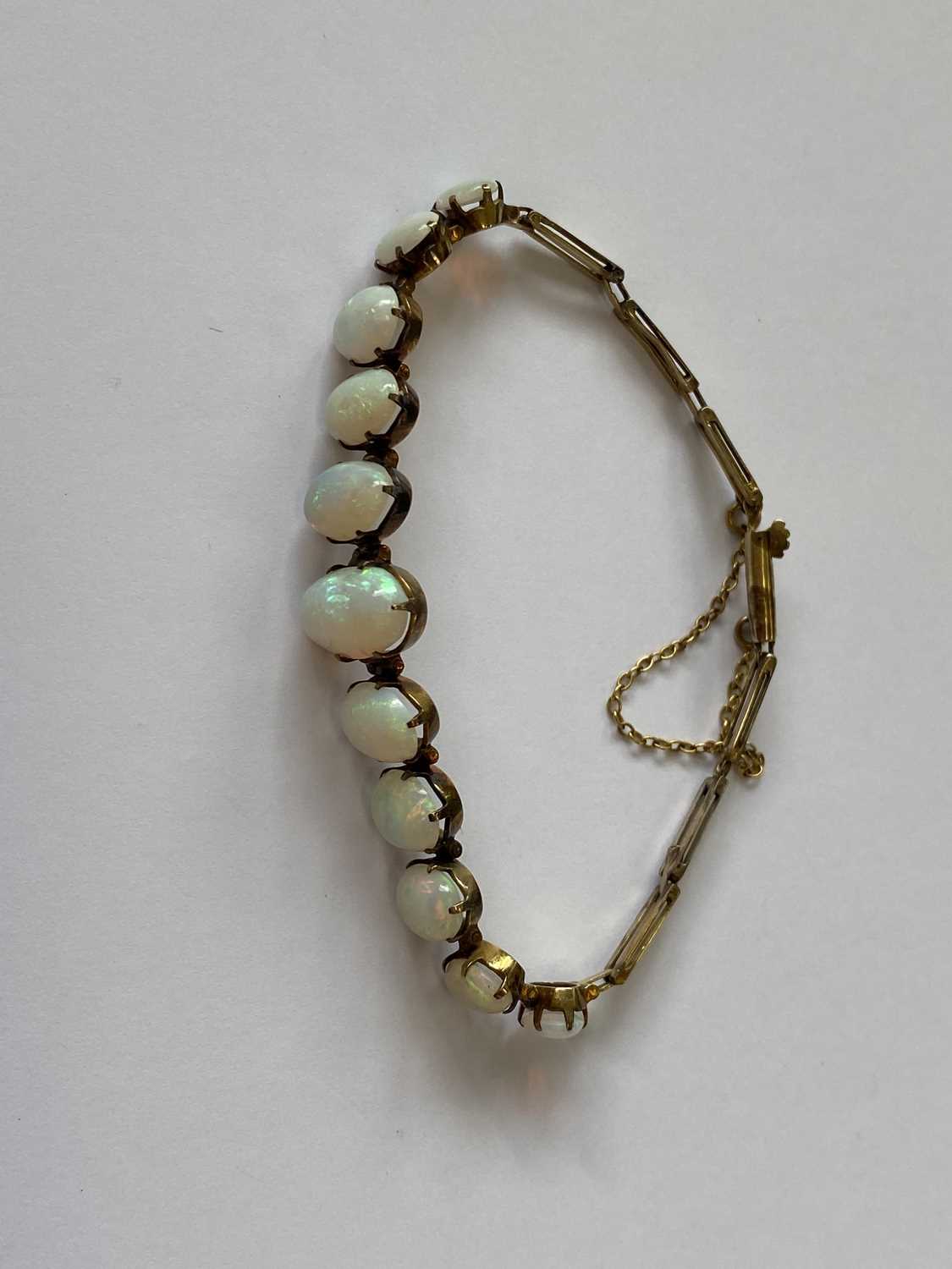 A yellow metal graduated opal bracelet - Image 3 of 7