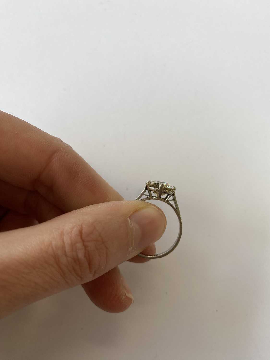 An early 20th century single stone diamond ring - Image 7 of 14
