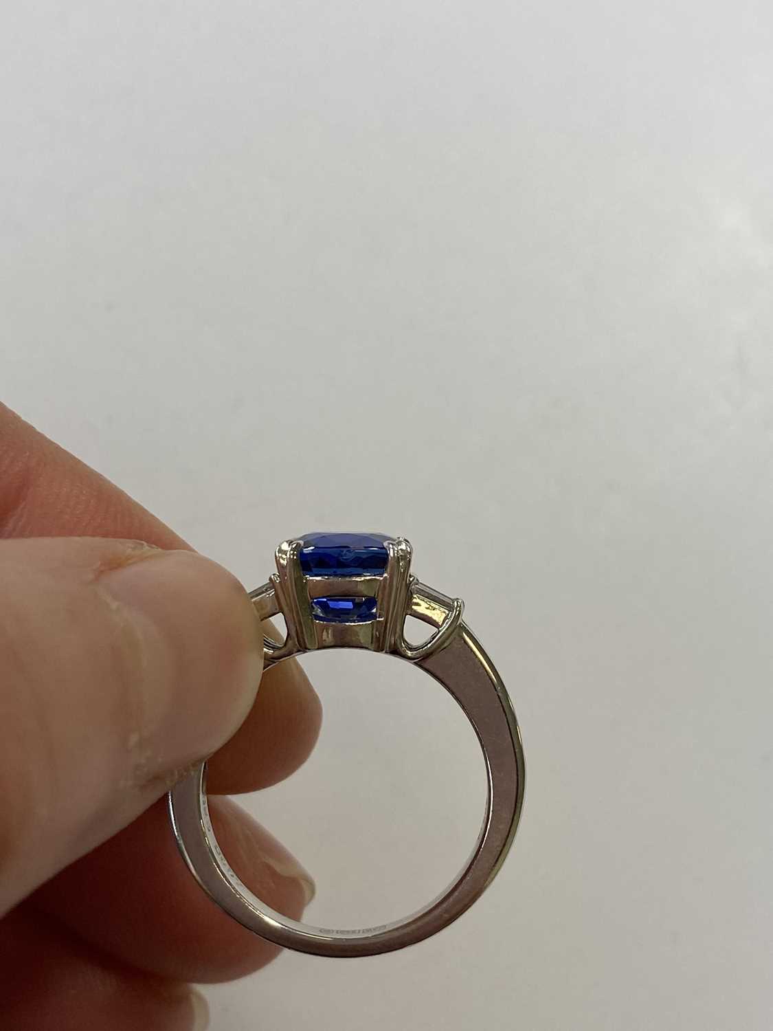 A platinum sapphire and diamond ring - Image 12 of 30