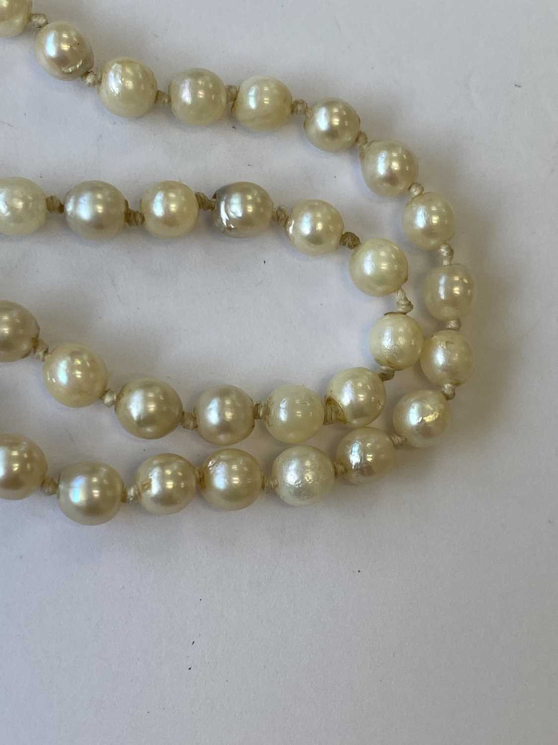 A graduated untested pearl necklace - Image 2 of 10