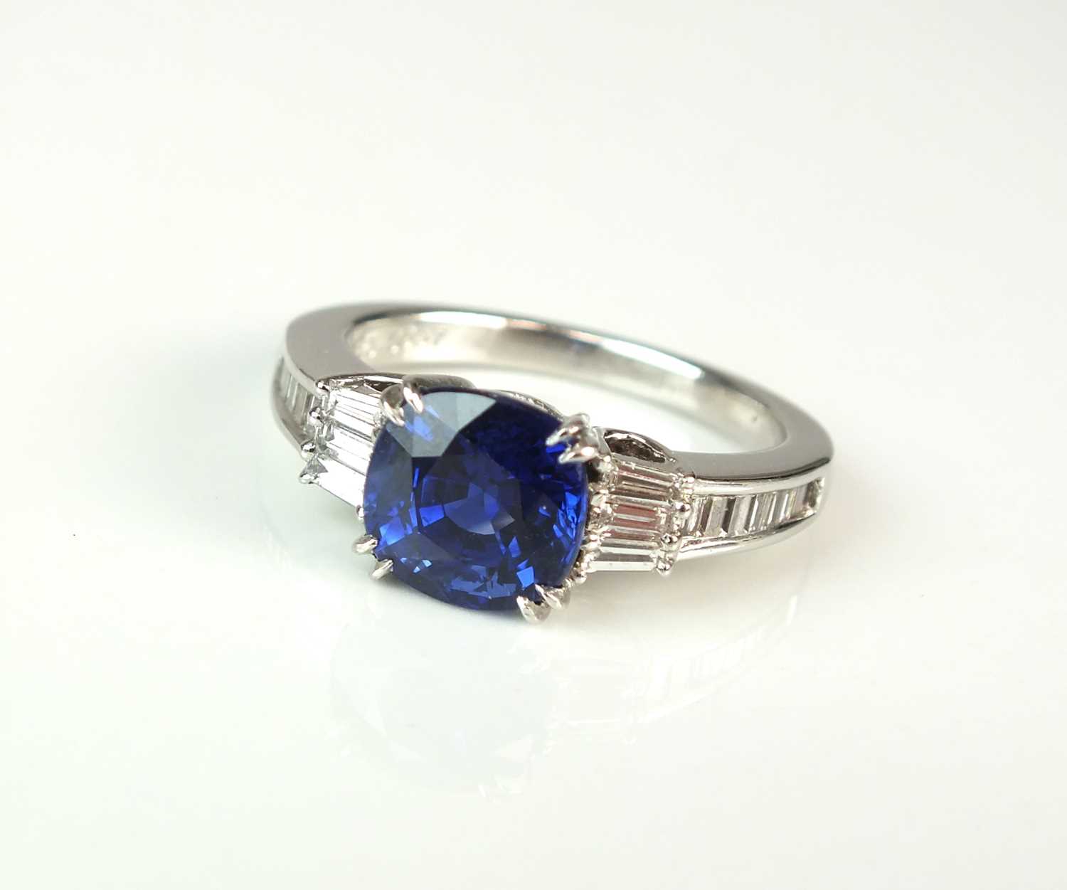 A platinum sapphire and diamond ring - Image 16 of 30