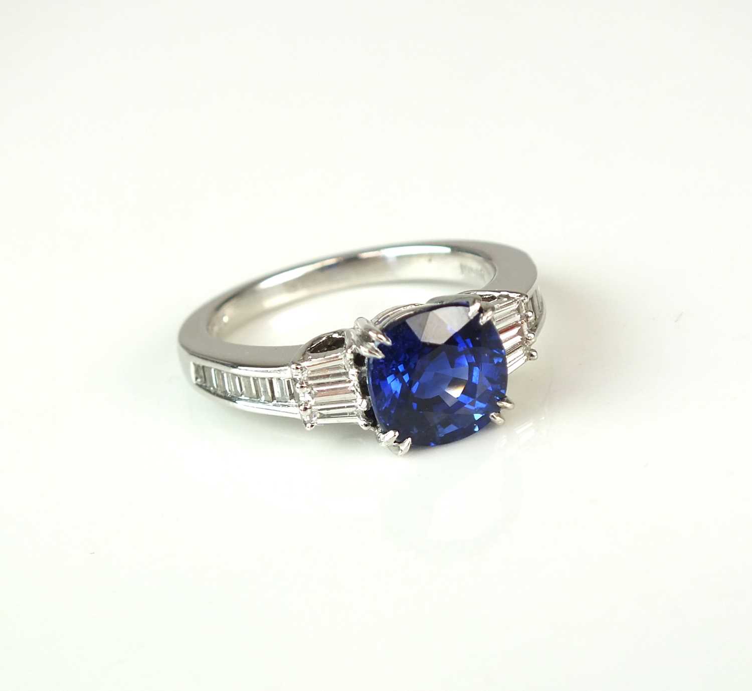 A platinum sapphire and diamond ring - Image 2 of 30