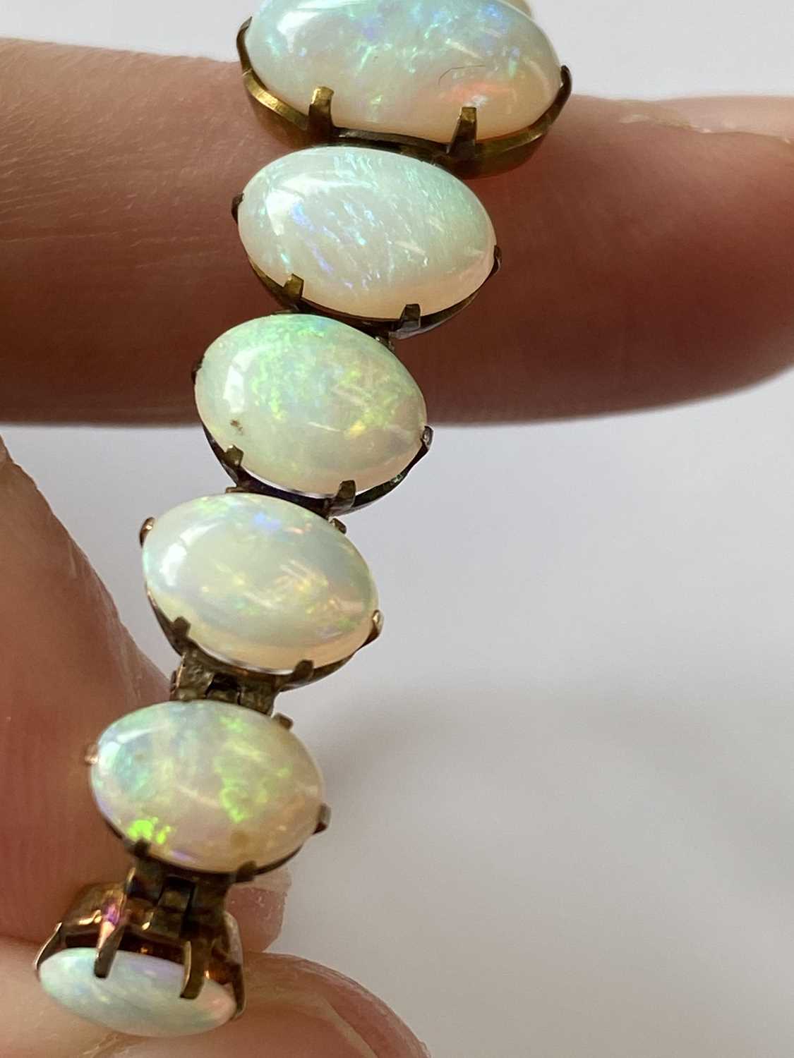 A yellow metal graduated opal bracelet - Image 6 of 7