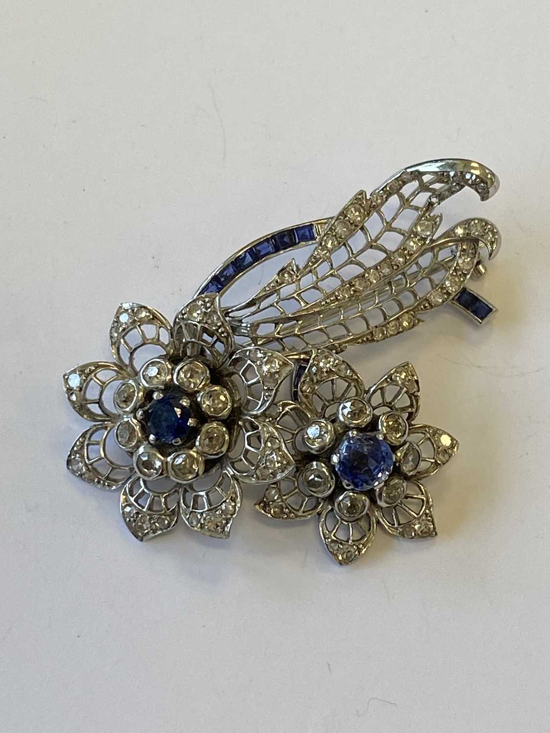 A sapphire and diamond floral spray brooch - Bild 8 aus 12