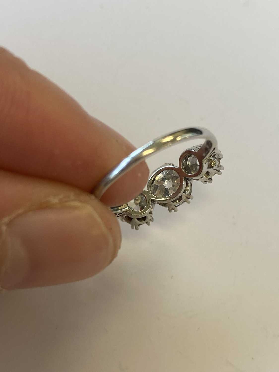 A graduated three stone diamond ring - Image 9 of 9