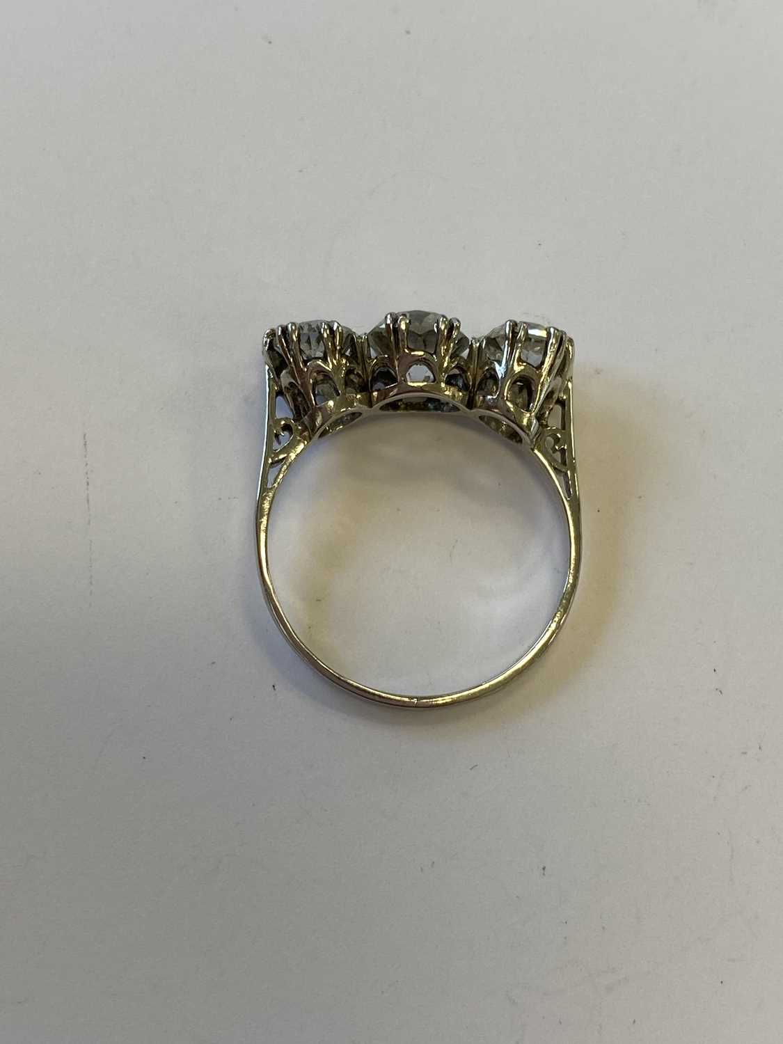 A graduated three stone diamond ring - Image 7 of 9