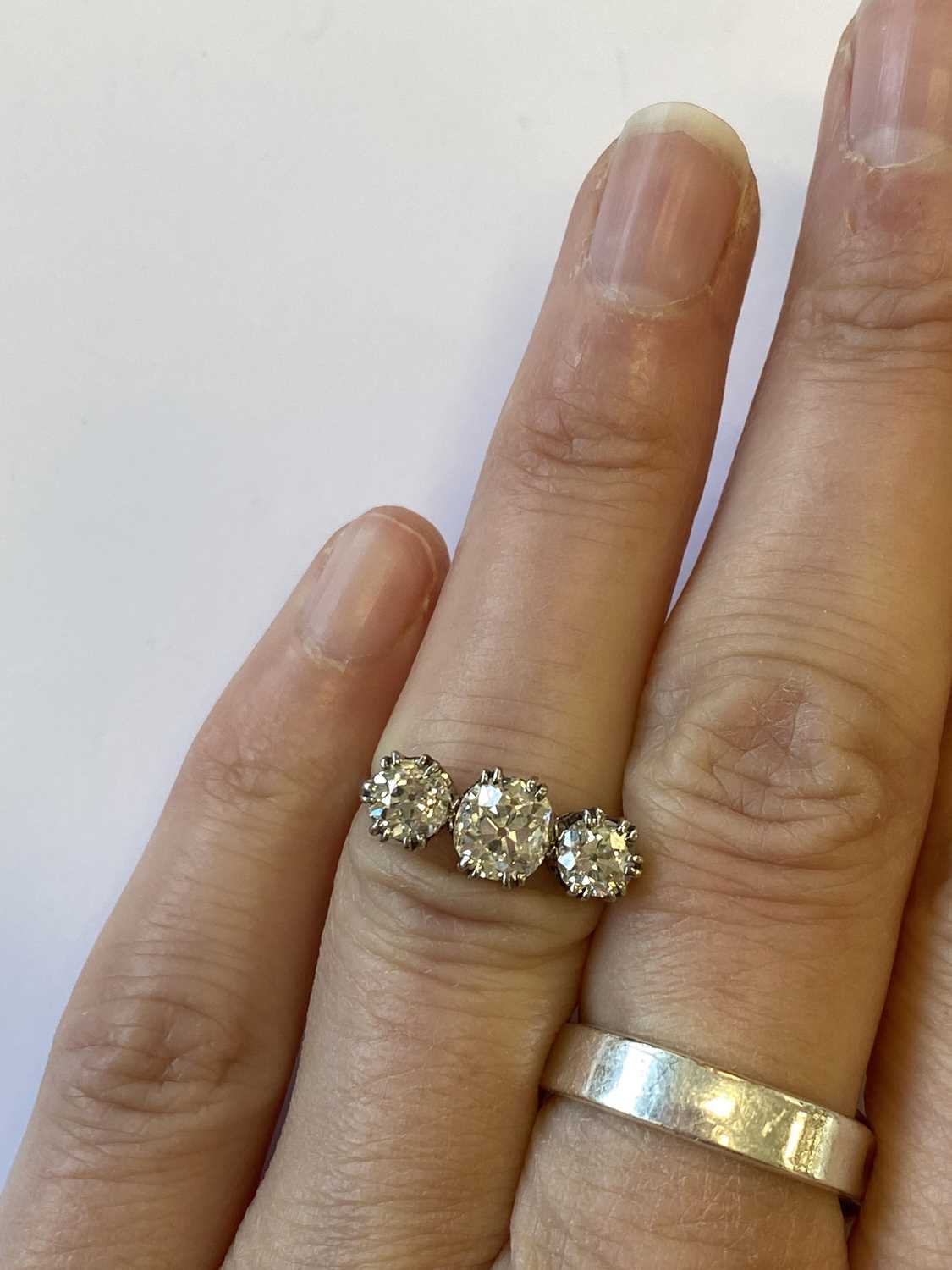 A graduated three stone diamond ring - Image 5 of 9