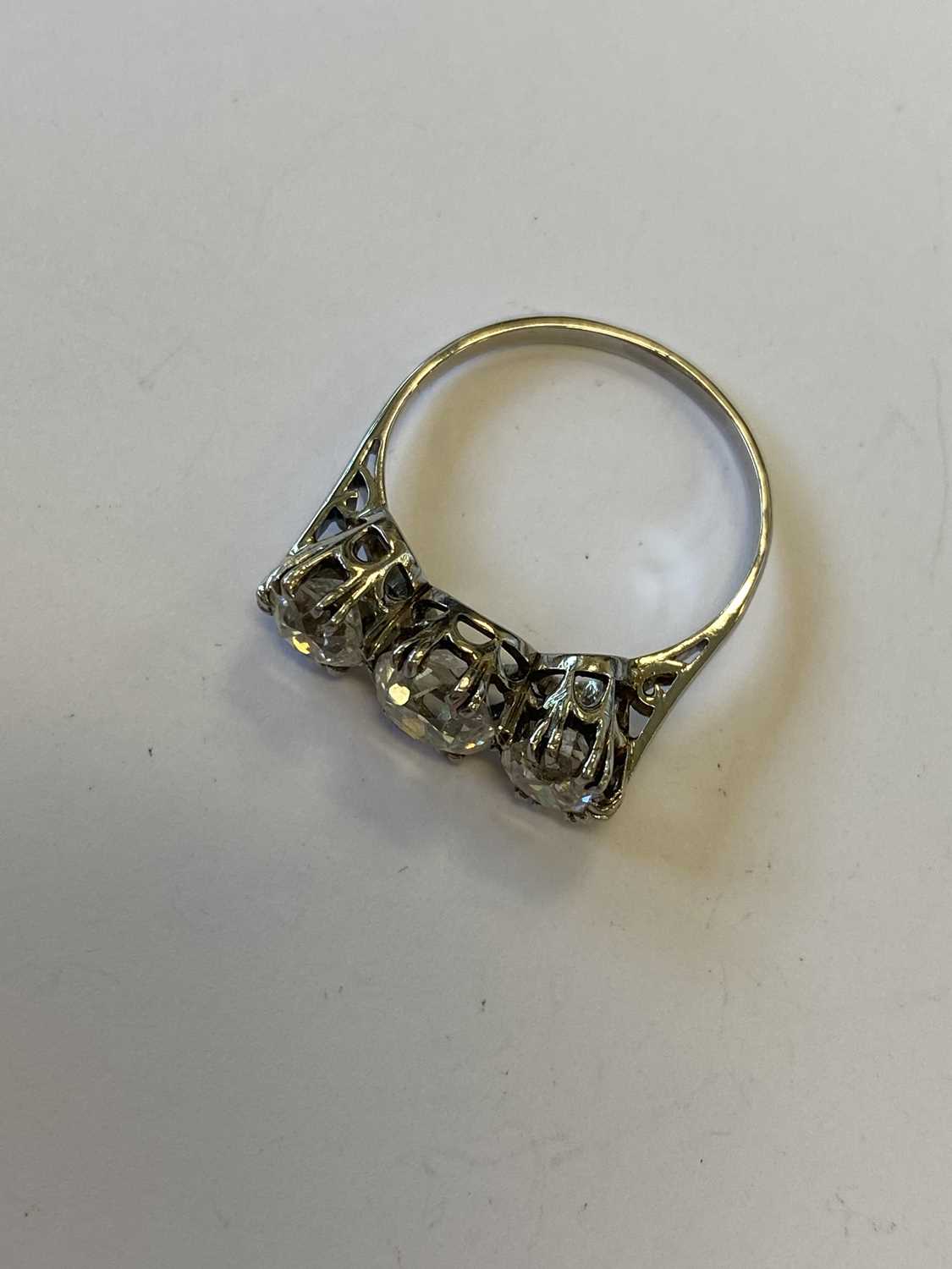 A graduated three stone diamond ring - Image 6 of 9