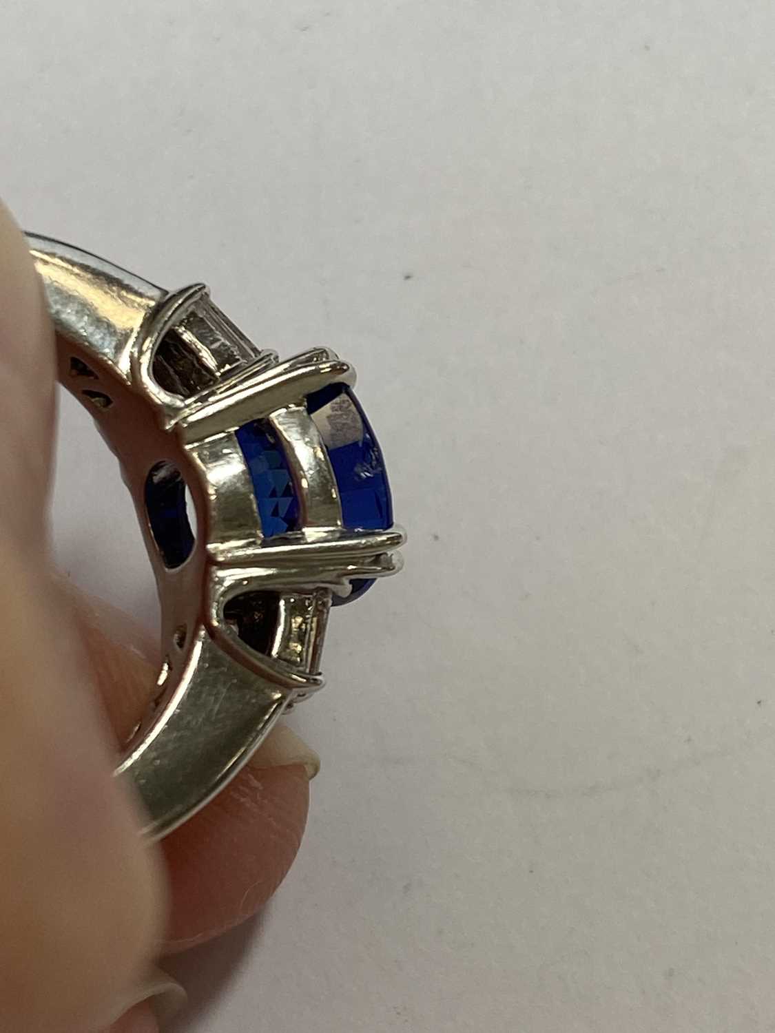 A platinum sapphire and diamond ring - Image 3 of 30