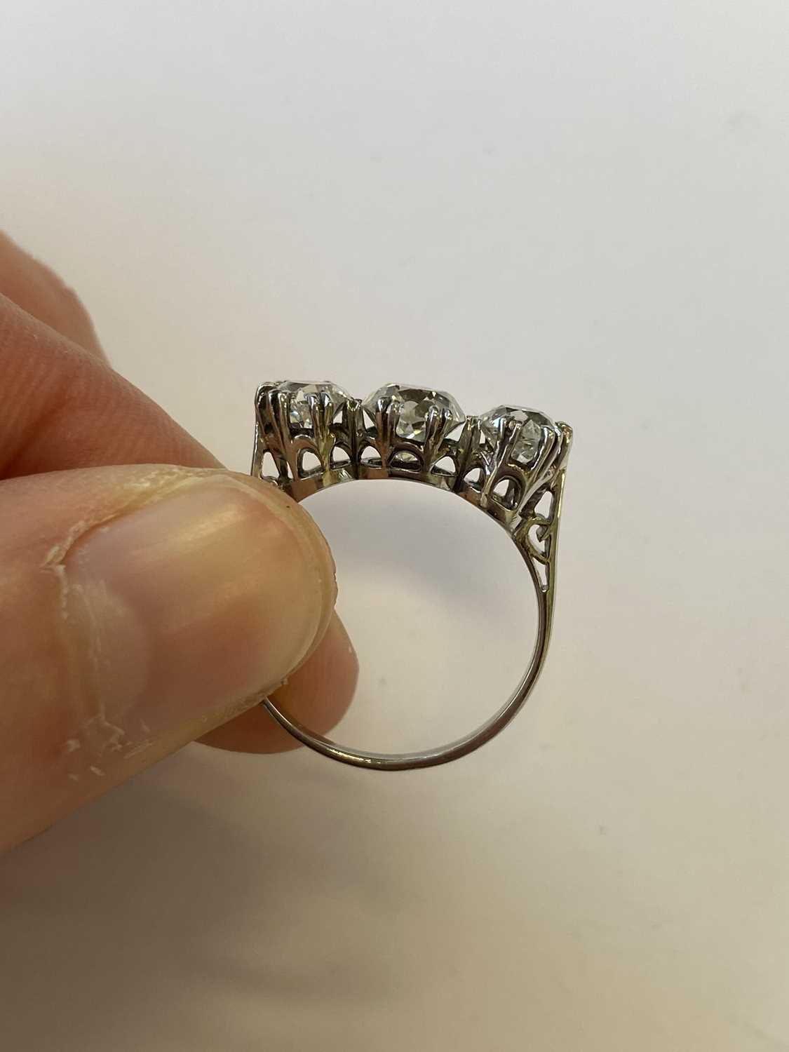 A graduated three stone diamond ring - Image 8 of 9