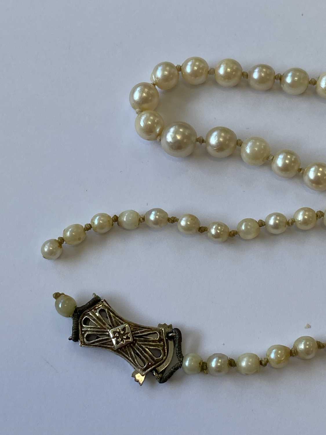 A graduated untested pearl necklace - Image 6 of 10