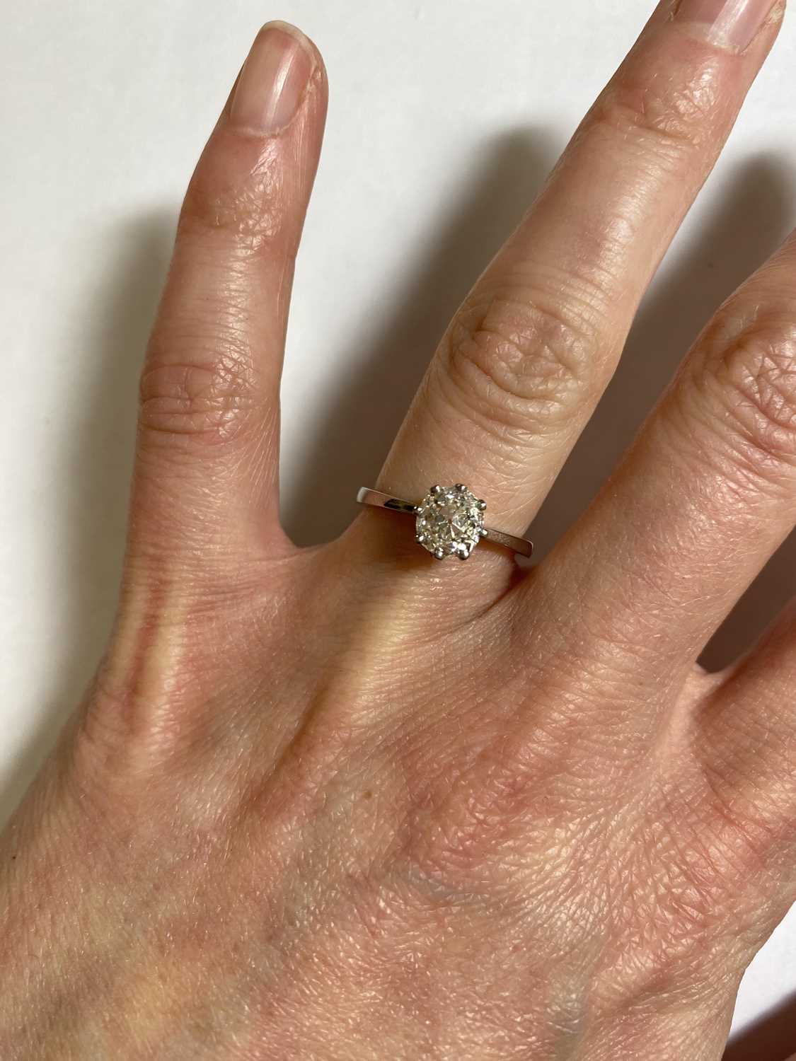 An old cut single stone diamond ring - Image 5 of 7