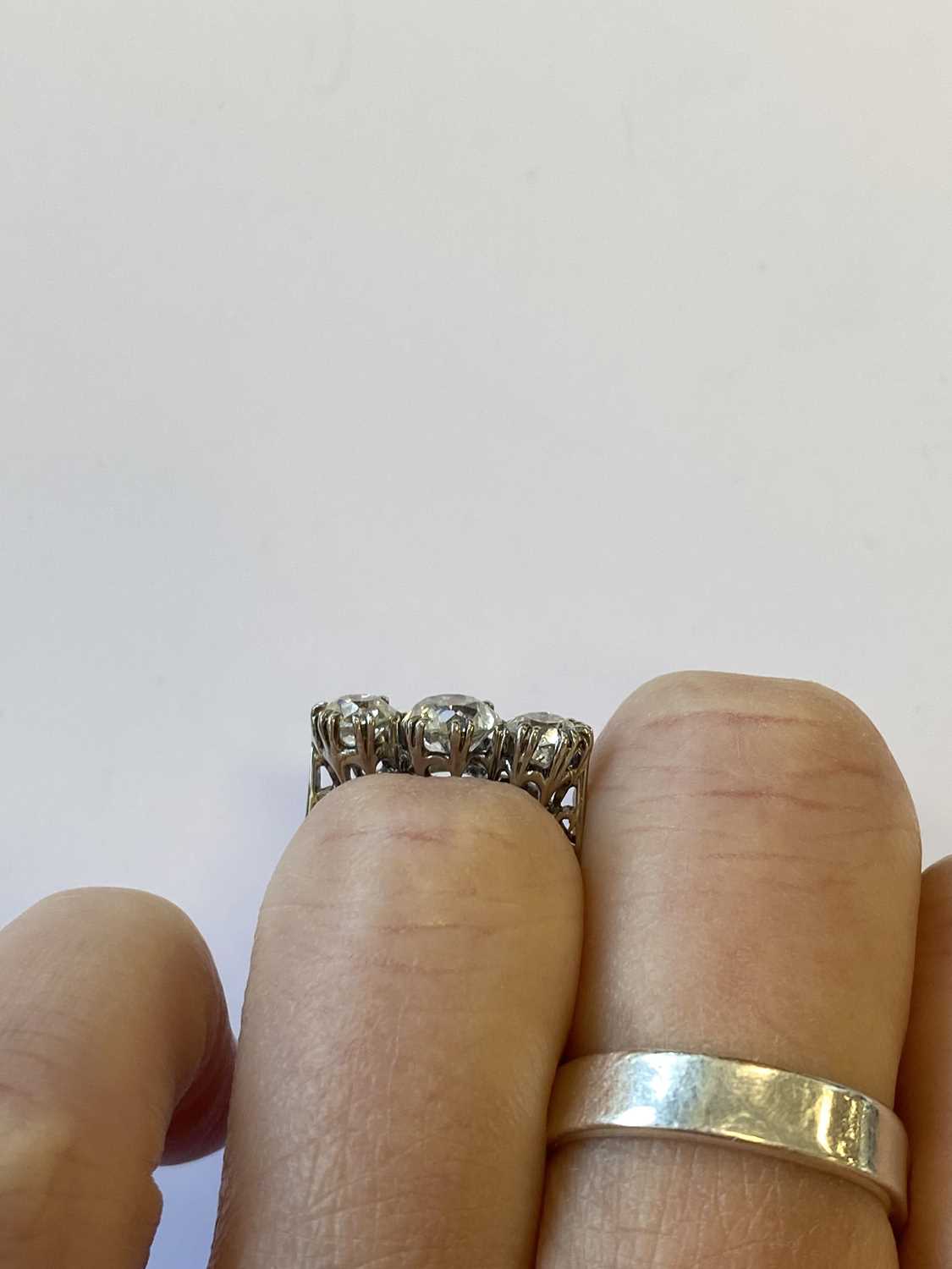 A graduated three stone diamond ring - Image 4 of 9