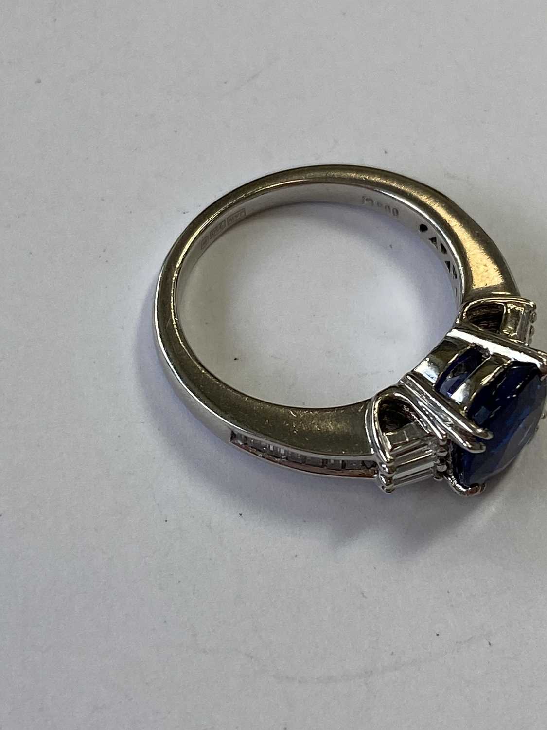A platinum sapphire and diamond ring - Image 7 of 30