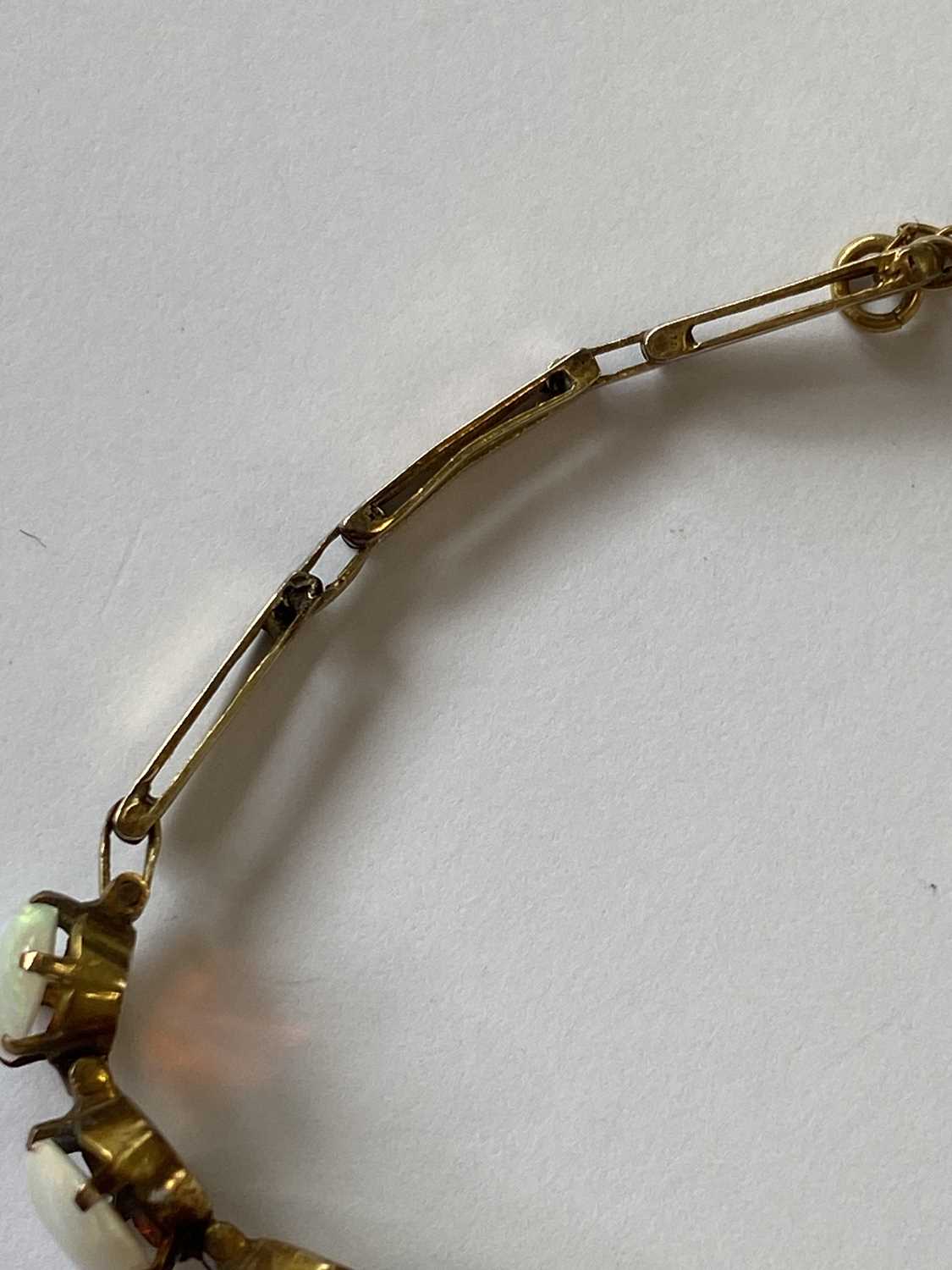 A yellow metal graduated opal bracelet - Image 4 of 7