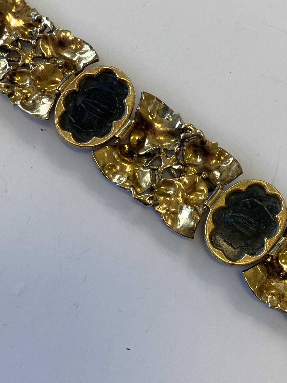 A white and yellow metal bracelet by M. Buccellati - Image 10 of 20