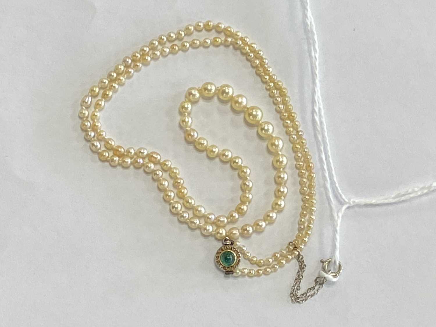 An untested graduated seed pearl necklace - Image 2 of 8