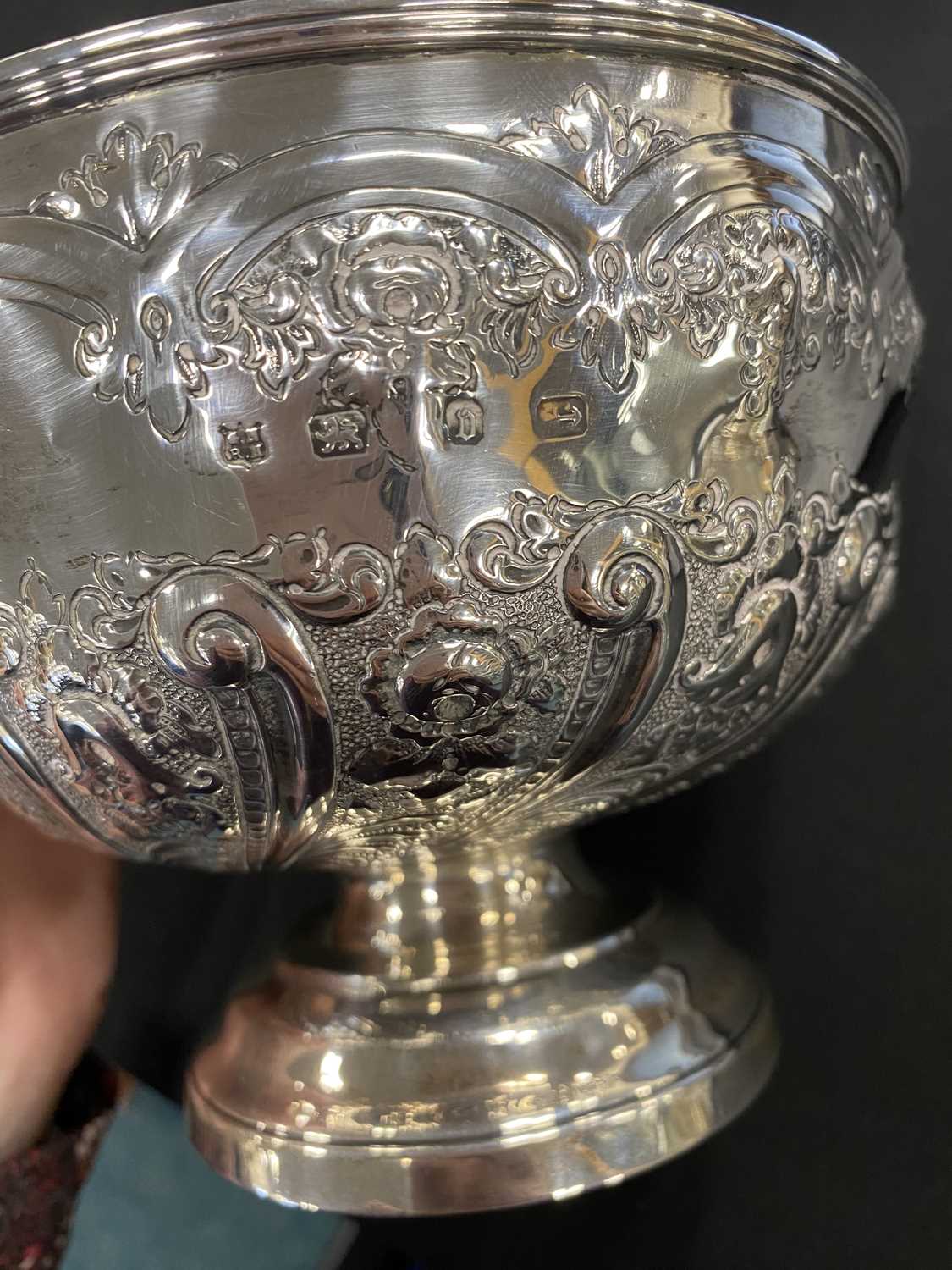 A Victorian silver pedestal bowl - Image 5 of 8