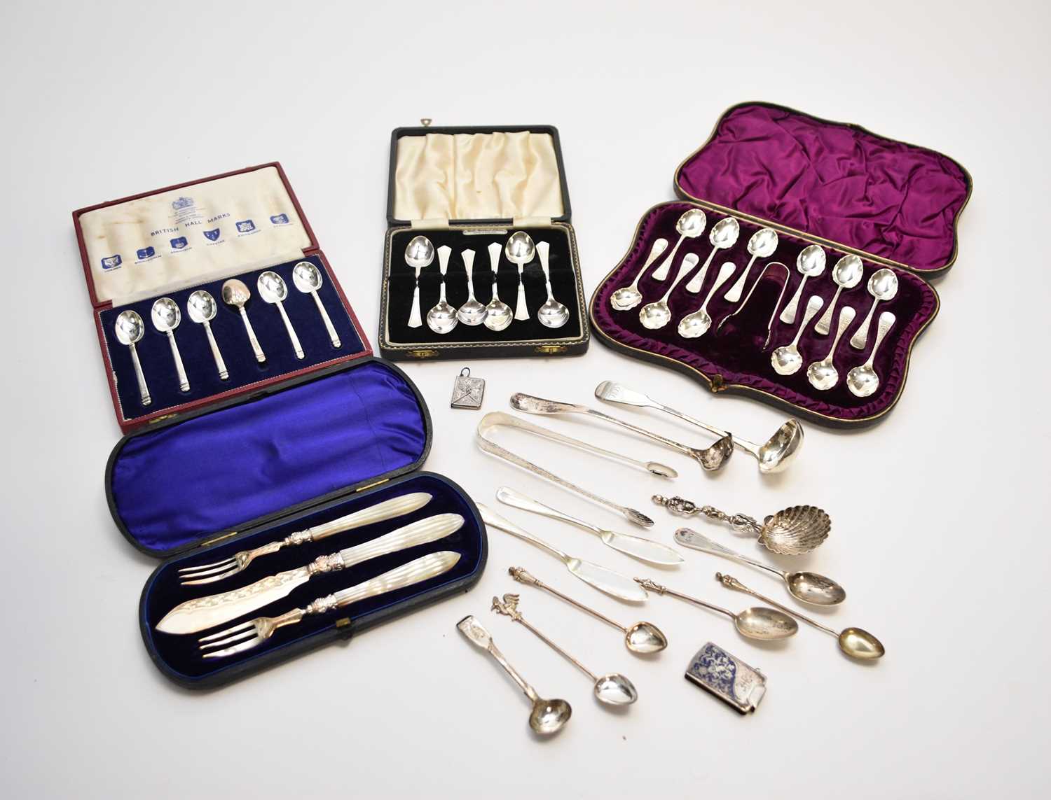 A collection of silver cased and loose flatware