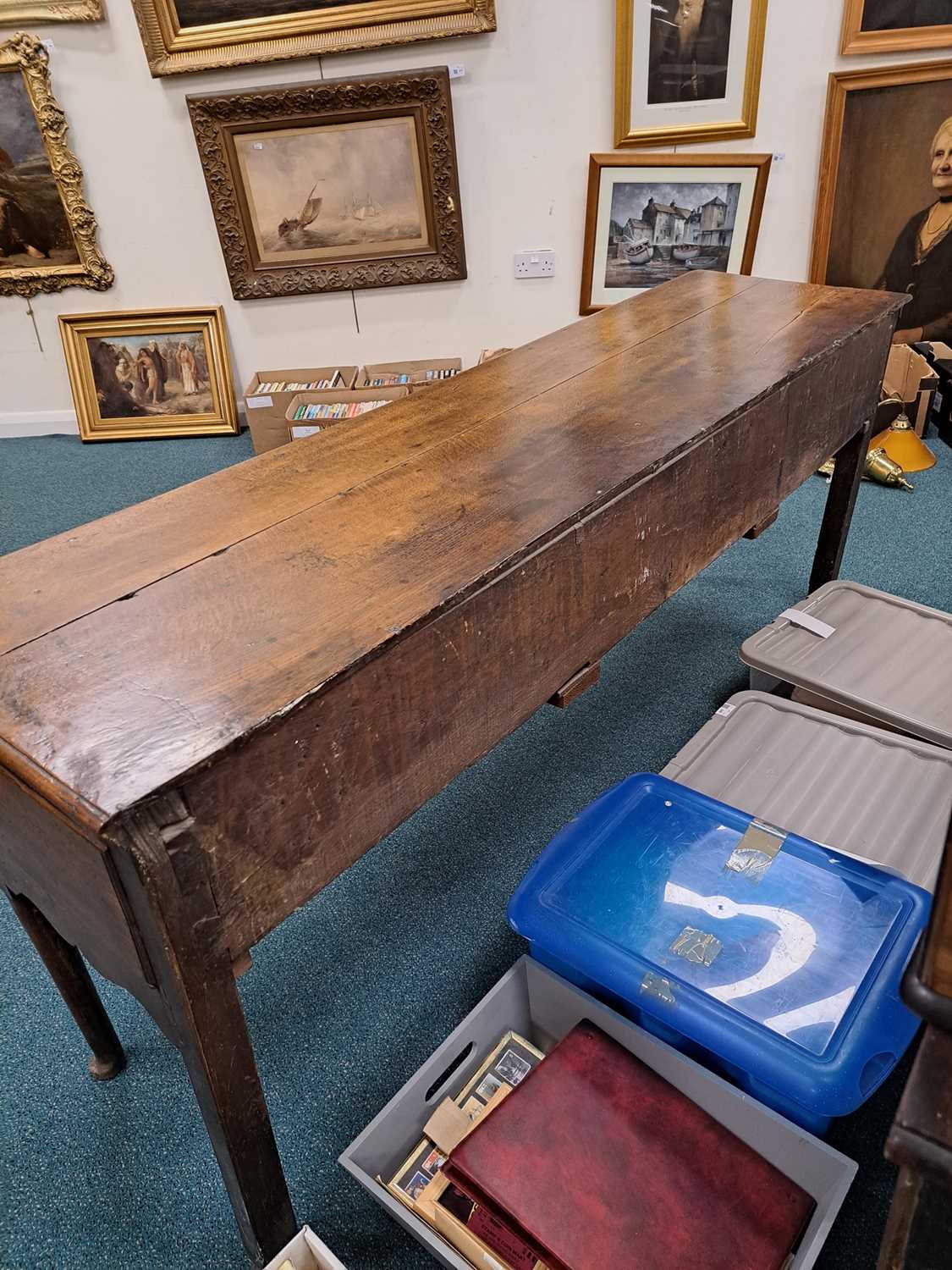 An 18th century oak dresser base - Image 5 of 9