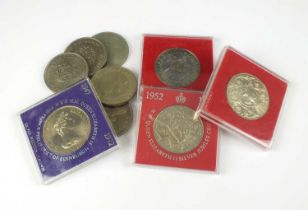 Large collection of UK commemorative year sets - commemorative coins in folders