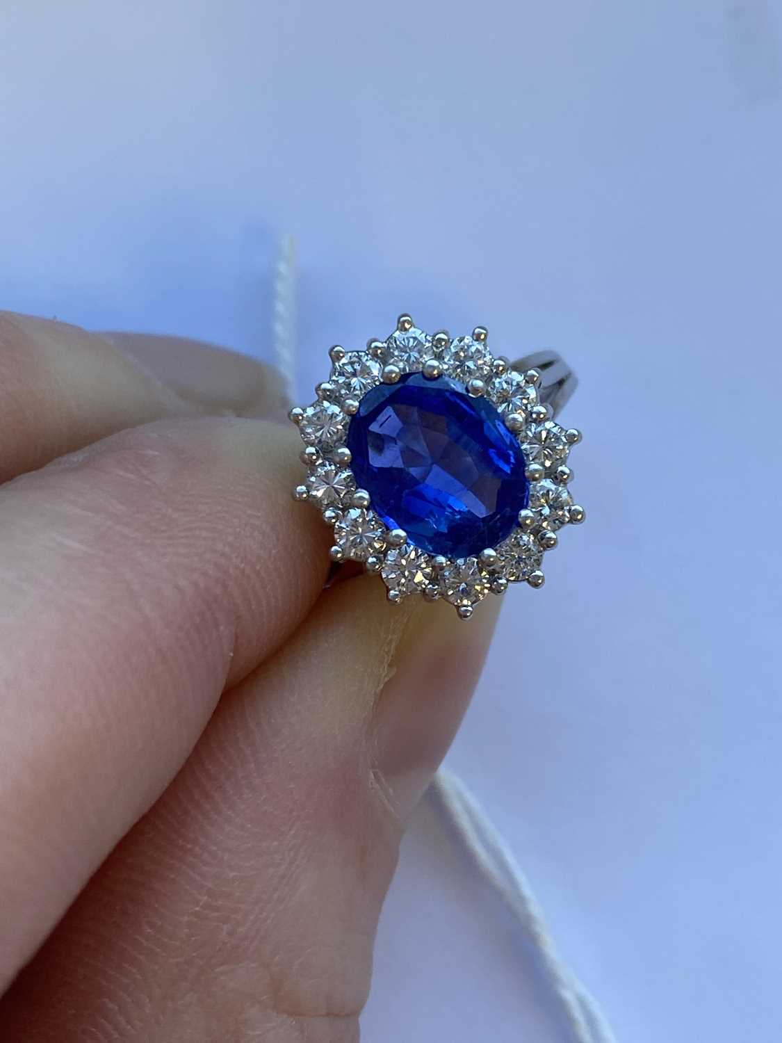 An oval sapphire and diamond cluster ring - Image 8 of 9