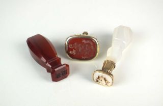 A yellow metal mounted banded agate seal