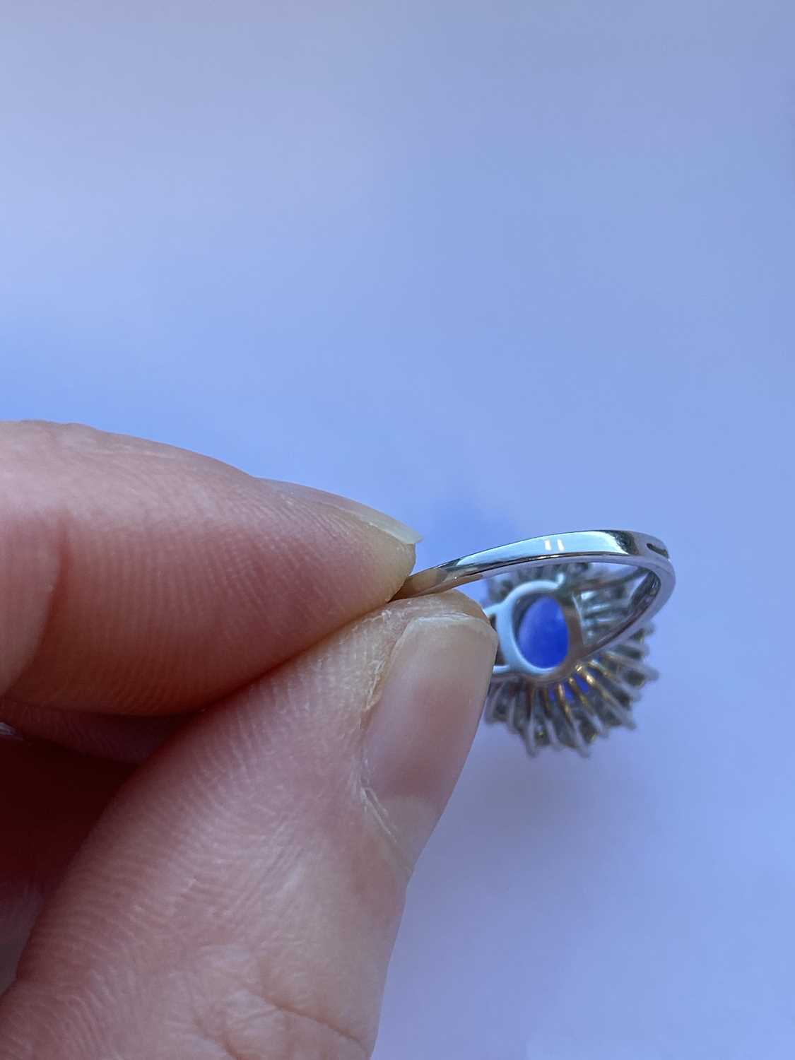 An oval sapphire and diamond cluster ring - Image 6 of 9