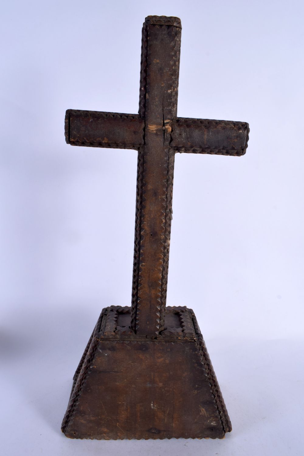 A LARGE TRAMP ART CRUCIFIX with applied bronze Christ. 48 cm x 16 cm. - Image 6 of 6