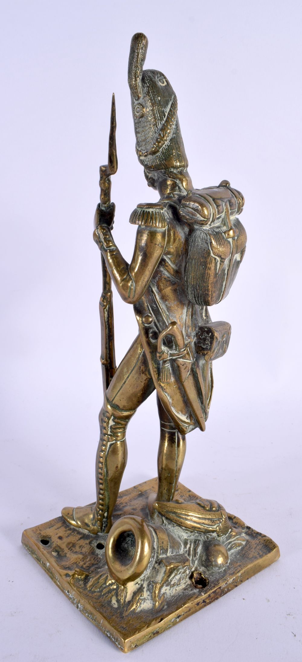 AN UNUSUAL ANTIQUE MILITARY BRONZE FIGURE. 24 cm high. - Image 2 of 4