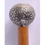 AN ANTIQUE INDIAN SILVER TOPPED SWAGGER STICK. 76 cm long.