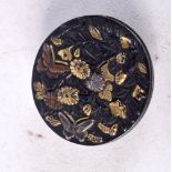 A JAPANESE KOMI STYLE LAPEL BUTTON. 2.3cm diameter