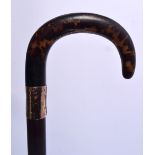 AN ANTIQUE GOLD AND TORTOISESHELL WALKING CANE. 90 cm long.
