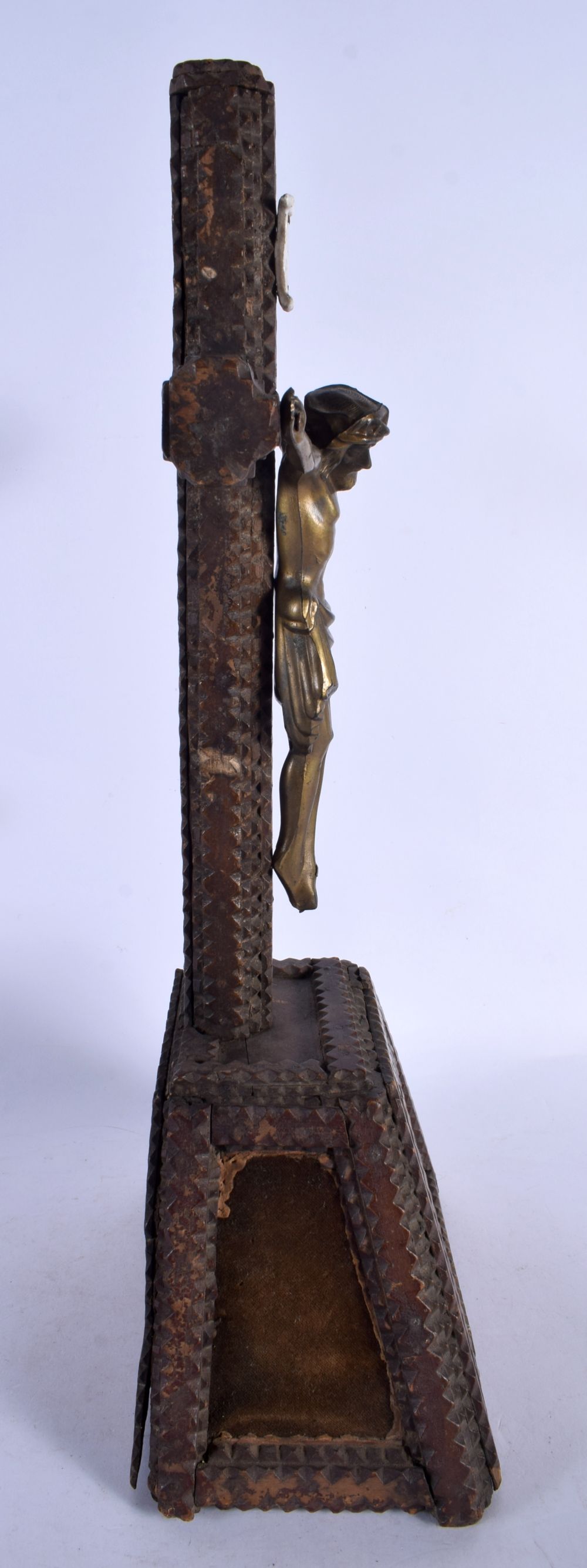 A LARGE TRAMP ART CRUCIFIX with applied bronze Christ. 48 cm x 16 cm. - Image 5 of 6