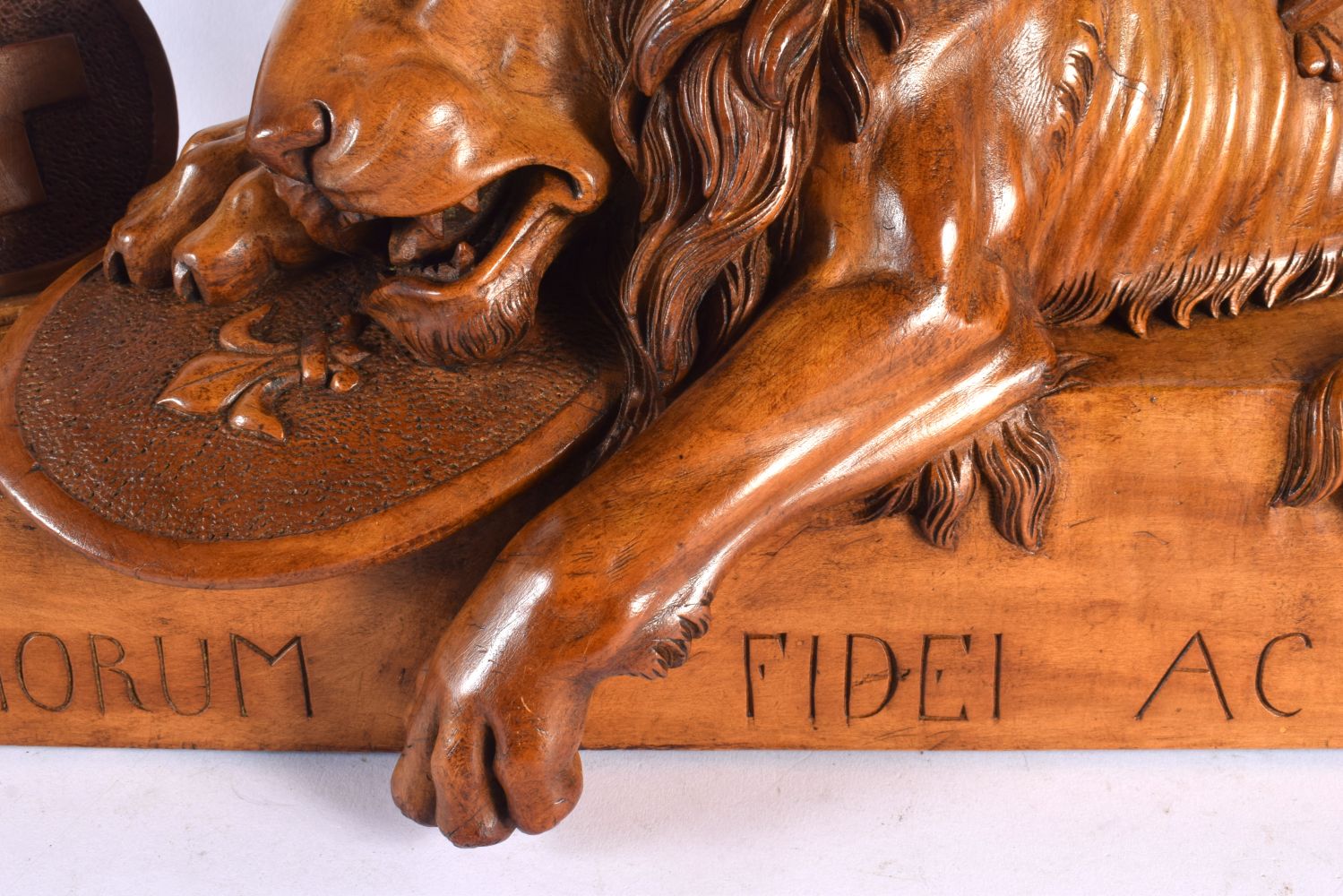 A FINE AND RARE LARGE 19TH CENTURY SWISS CARVED WOOD SCULPTURE OF LION LUCERNE modelled typically ov - Image 4 of 7