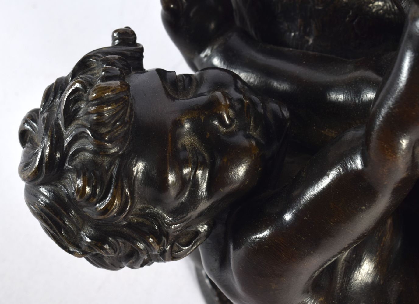 A LARGE 19TH CENTURY FRENCH BRONZE FIGURE OF WRESTLING PUTTI modelled grappling with a swan. 26 cm x - Image 3 of 6