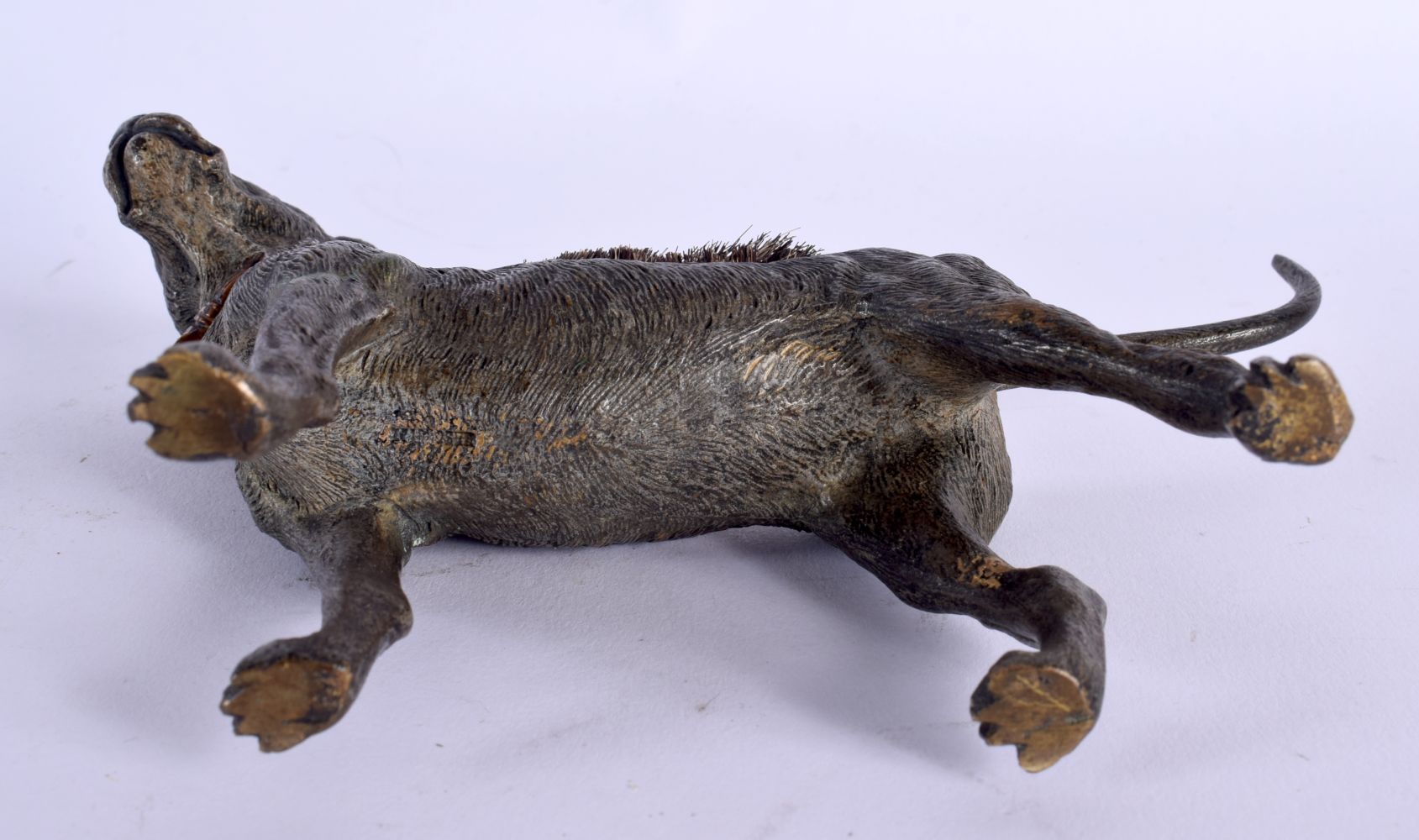 A 19TH CENTURY AUSTRIAN COLD PAINTED BRONZE PEN WIPE formed as a hound. 17 cm x 15 cm. - Image 4 of 5