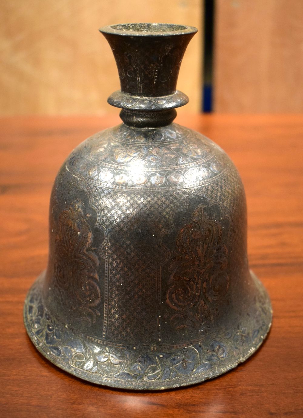 AN 18TH/19TH CENTURY MIDDLE EASTERN SILVER INLAID BRONZE HOOKAH PIPE BASE with two bronze figures. L - Image 3 of 5