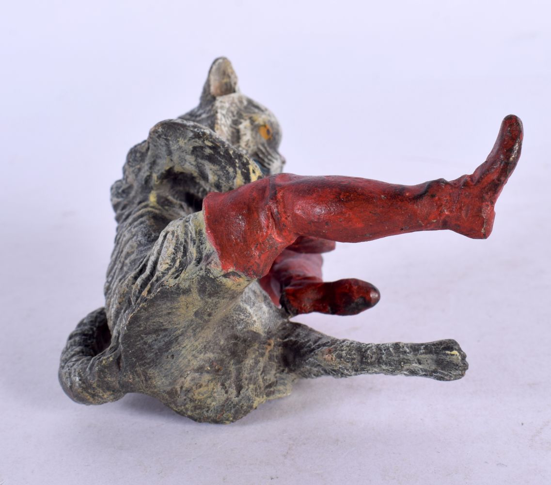 A CONTEMPORARY COLD PAINTED BRONZE FIGURE OF A CAT. 8 cm high. - Image 3 of 3