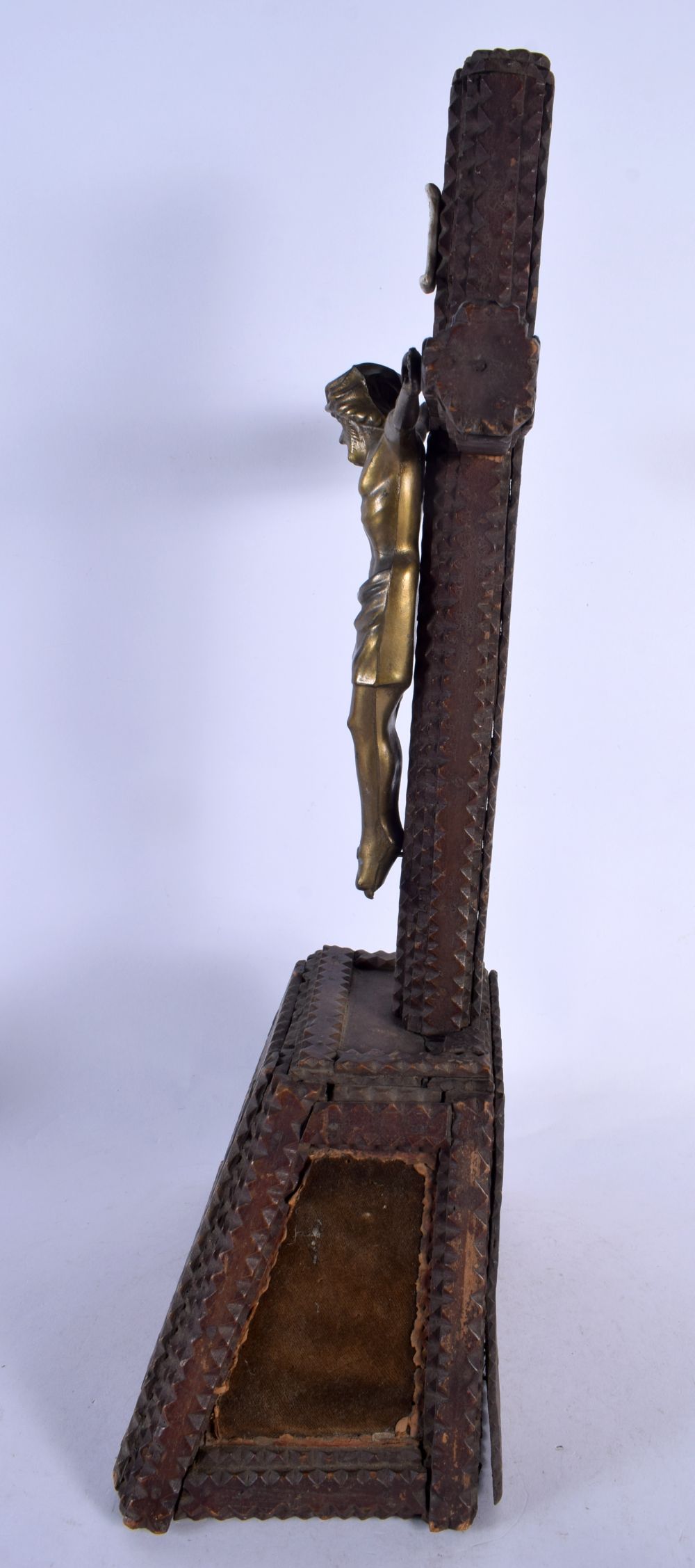 A LARGE TRAMP ART CRUCIFIX with applied bronze Christ. 48 cm x 16 cm. - Image 4 of 6