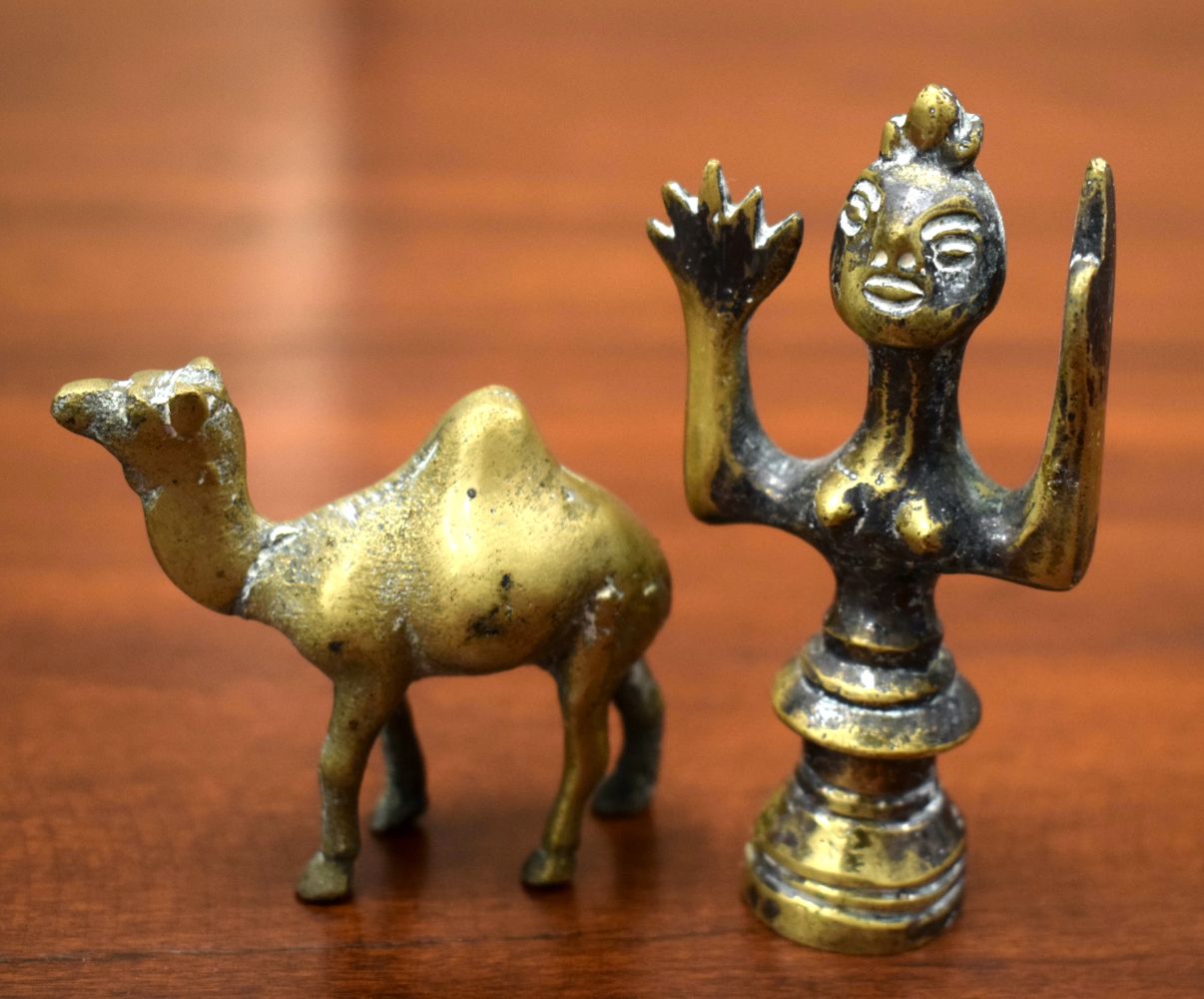 AN 18TH/19TH CENTURY MIDDLE EASTERN SILVER INLAID BRONZE HOOKAH PIPE BASE with two bronze figures. L - Image 2 of 5