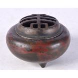 A 19TH CENTURY JAPANESE MEJI PERIOD BRONZE CENSER AND COVER. 7.5 cm x 5 cm.