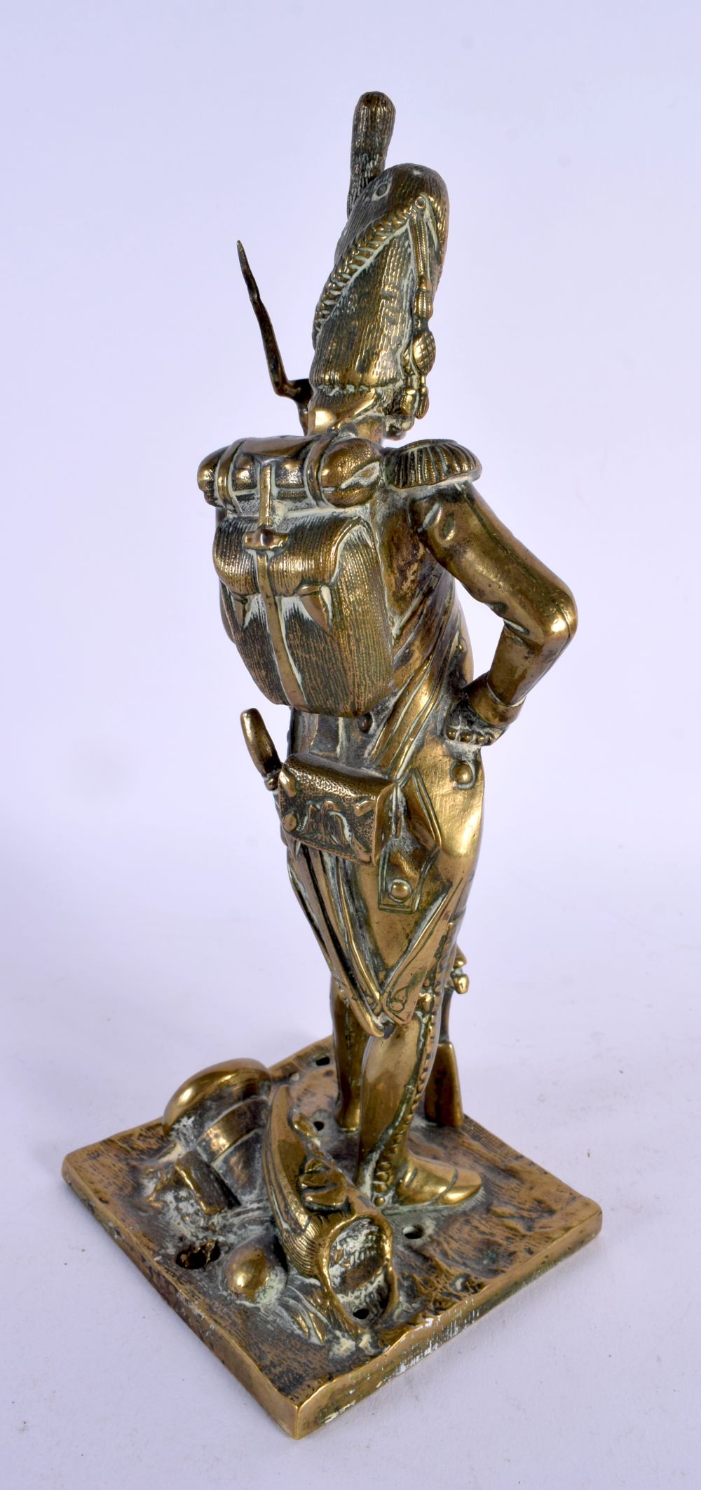 AN UNUSUAL ANTIQUE MILITARY BRONZE FIGURE. 24 cm high. - Image 3 of 4