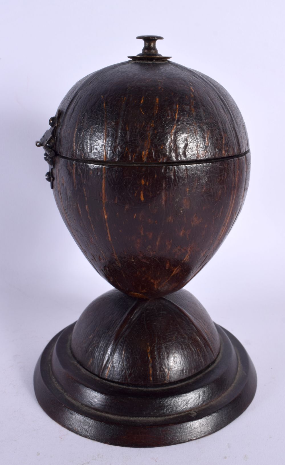 AN ANTIQUE CARVED COCONUT TEA CADDY AND COVER. 20 cm x 8 cm. - Image 3 of 4