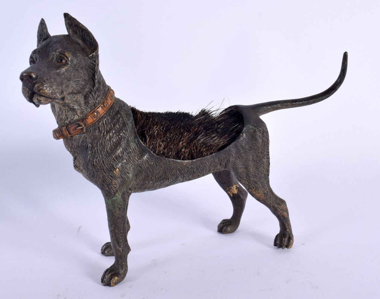 A 19TH CENTURY AUSTRIAN COLD PAINTED BRONZE PEN WIPE formed as a hound. 17 cm x 15 cm.