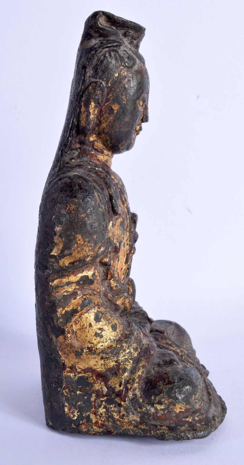 A 17TH/18TH CENTURY CHINESE POLYCHROMED BRONZE FIGURE OF AN IMMORTAL Ming. 15 cm x 8 cm. - Image 2 of 5