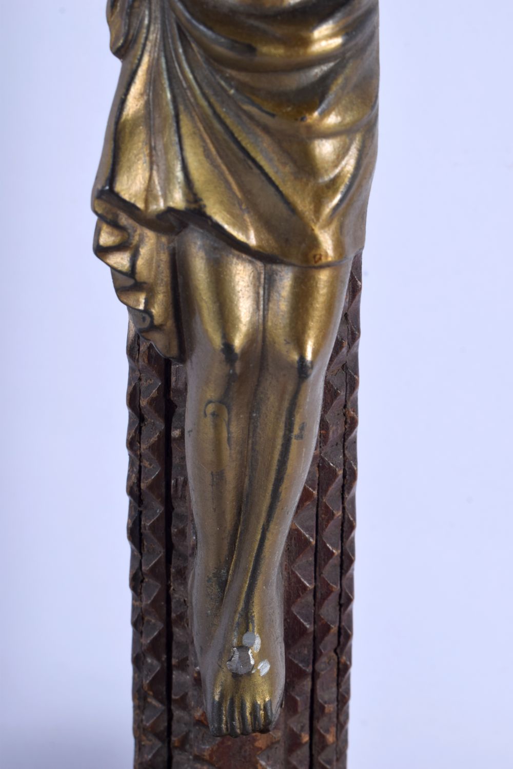 A LARGE TRAMP ART CRUCIFIX with applied bronze Christ. 48 cm x 16 cm. - Image 3 of 6