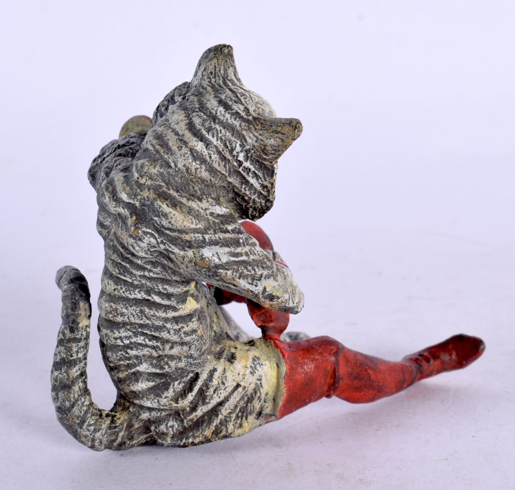 A CONTEMPORARY COLD PAINTED BRONZE FIGURE OF A CAT. 8 cm high. - Image 2 of 3